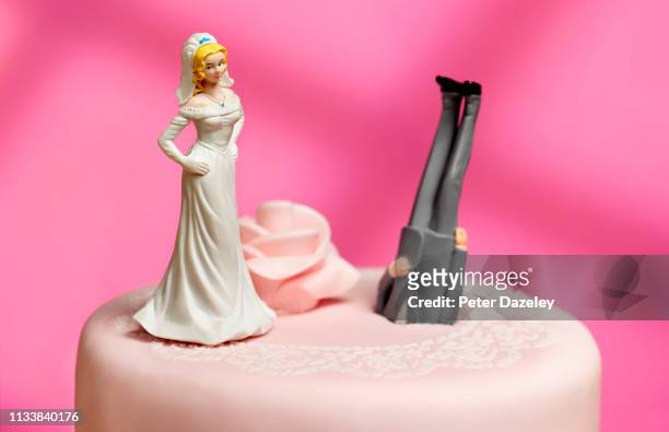 bride dumping groom; relationship breakdown - married stock pictures, royalty-free photos & images