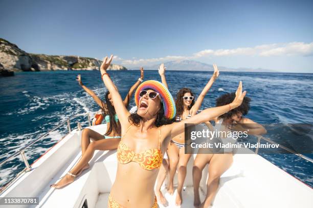 groupe d'amis yachting et s'amuser - sailing greece photos et images de collection