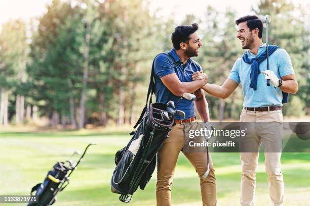 groeten op de golfbaan - indian society and daily life stockfoto's en -beelden