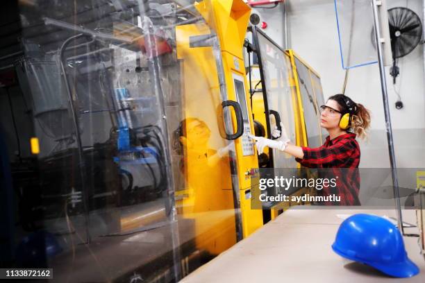 frau arbeitet in einer fabrik - molding a shape stock-fotos und bilder