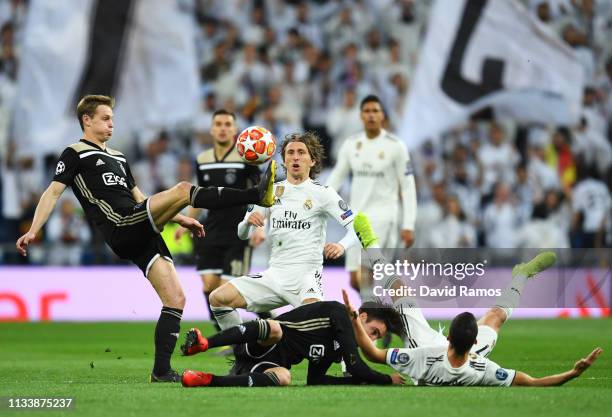 Frenkie de Jong of Ajax controls the ball from Luka Modric of Real Madrid during the UEFA Champions League Round of 16 Second Leg match between Real...