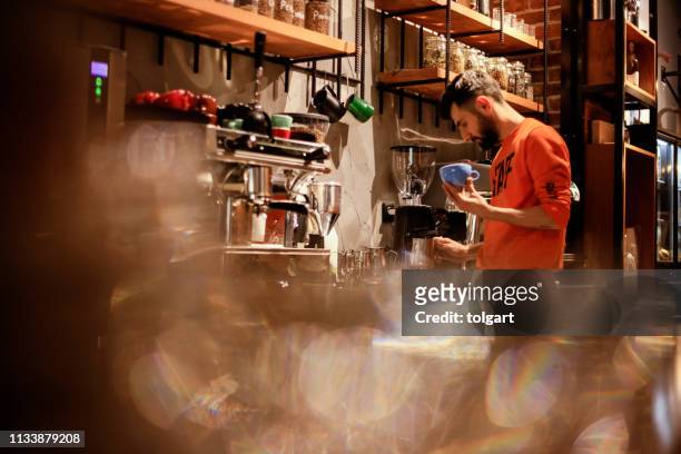 barista het maken van koffie voor klanten in cafe - coffee machine stockfoto's en -beelden