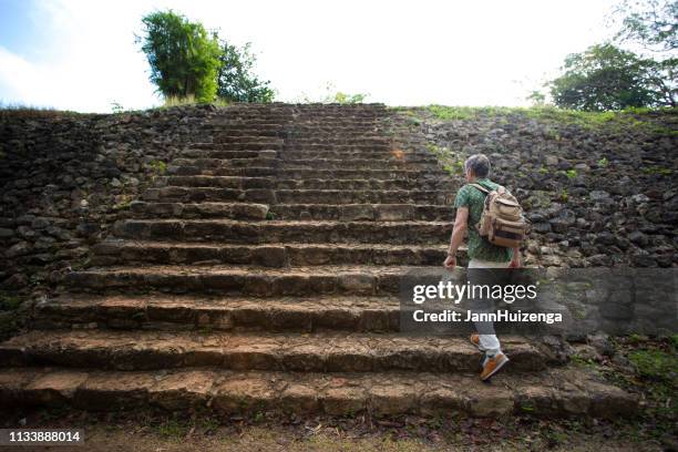 ek'balam yucatan, méxico: turista na ruína maia - stone age - fotografias e filmes do acervo