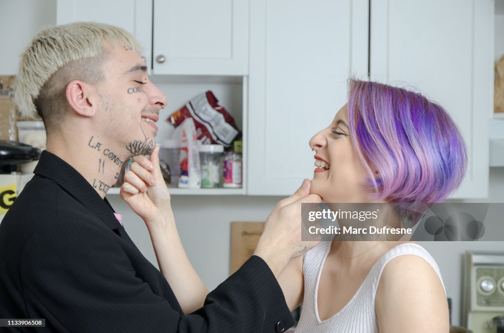 Junge tätowiert beim Betrachten in ihrer Küche