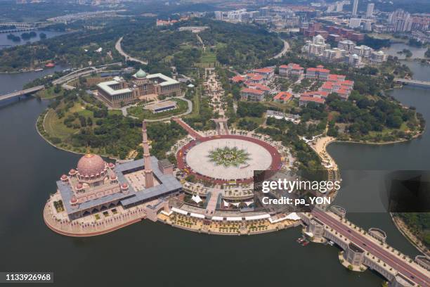 aerial scene of putra mosque in kuala lumpur malaysia in day time - putrajaya imagens e fotografias de stock