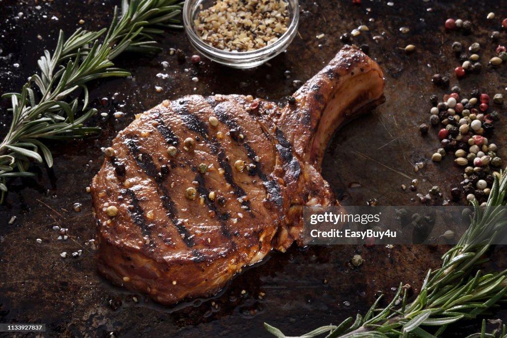 Grilled pork chop with spices