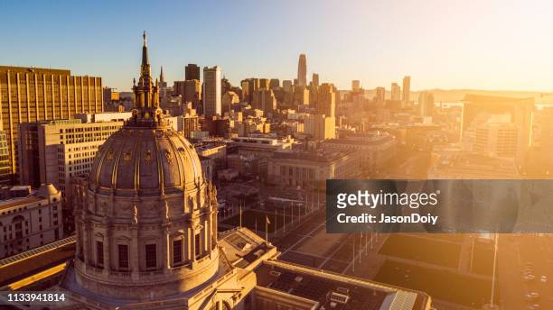 夜明けのサンフランシスコ市庁舎 - サンフランシスコ市役所 ストックフォトと画像