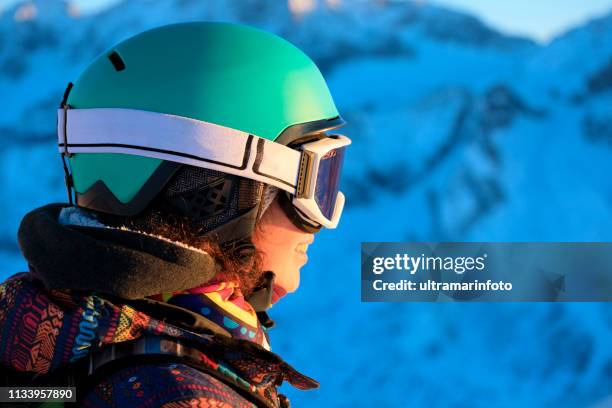 vrouw skiër geniet, in een prachtig uitzicht op sunny ski resort amateur winter sport. zonsondergang op de top. hoge berg besneeuwde landschap.  italiaanse alpen berg van de dolomieten passo tonale, italië. - extreem skiën stockfoto's en -beelden