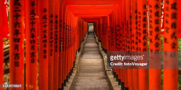traditionelle rote torii tore hei-jinja shrine panorama akasaka tokio japan - torii tor stock-fotos und bilder