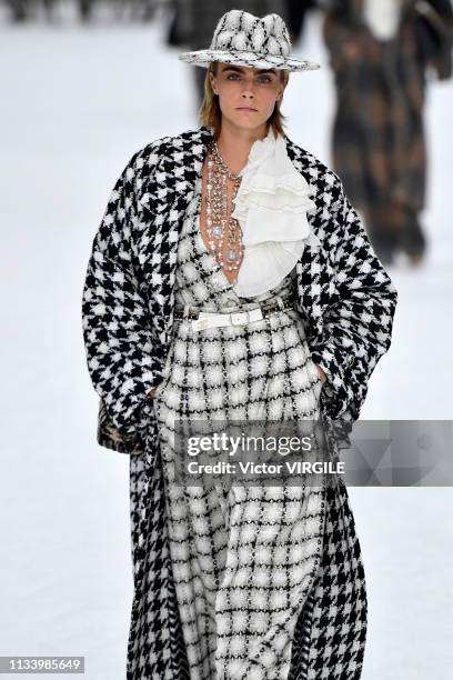 434 Cara Delevingne Walks The Chanel Runways Stock Photos, High