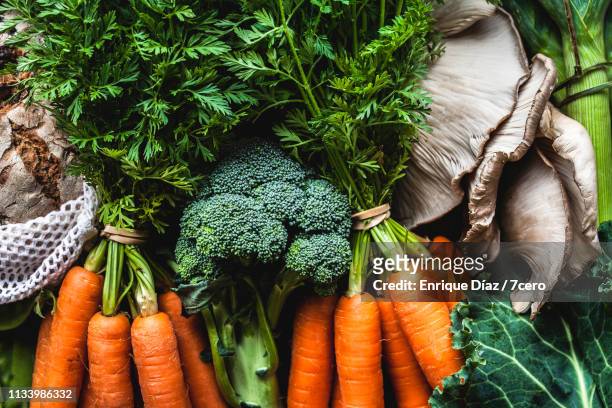 market vegetables and bunches of carrots - frische stock-fotos und bilder