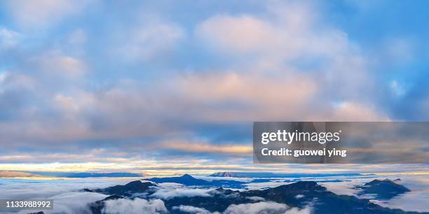 gongga mountain peak - 地勢景觀 stockfoto's en -beelden