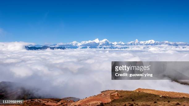 gongga mountain peak - 黃昏 fotografías e imágenes de stock