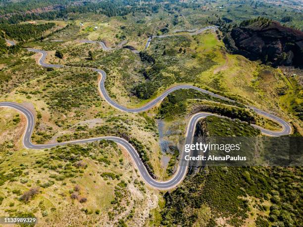 bergpassstraße auf teneriffa, kanarische insel - hairpin curve stock-fotos und bilder