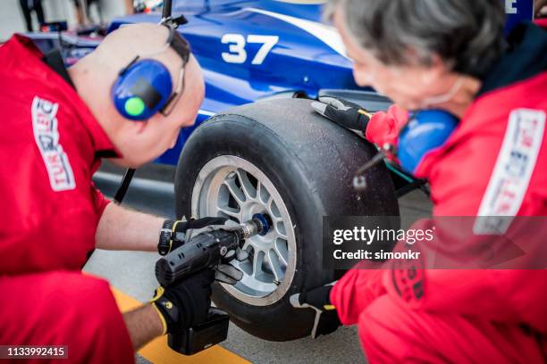 squadra di corse al lavoro al pit stop - pit stop foto e immagini stock