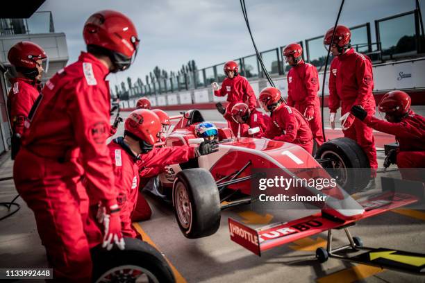 racing team working at pit stop - pit imagens e fotografias de stock