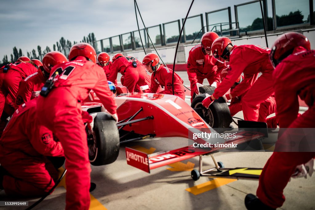 Equipo de carreras trabajando en pit stop