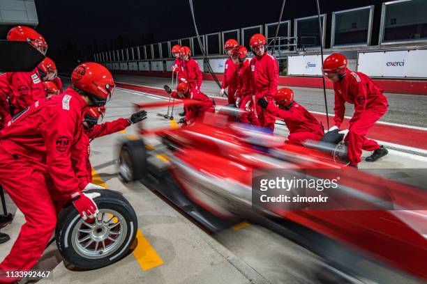 racing team werken bij pit stop - racing car driver stockfoto's en -beelden