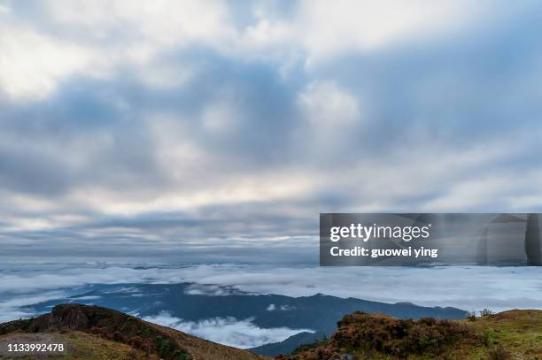 gongga mountain peak - 天空 imagens e fotografias de stock