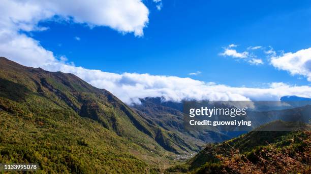 gongga mountain peak - 山 stock-fotos und bilder