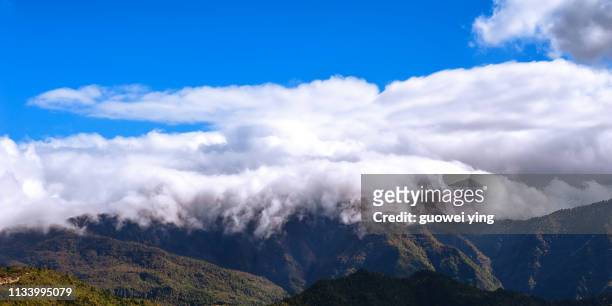 gongga mountain peak - 天空 imagens e fotografias de stock