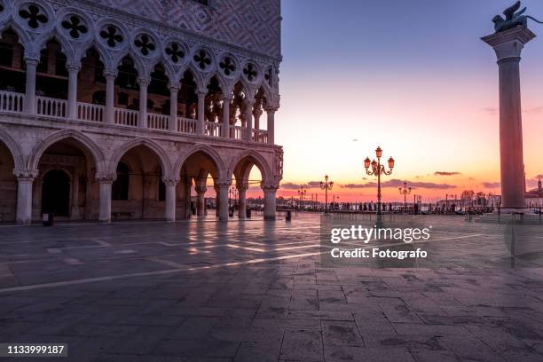 sunrise in piazza san marco venice - colonna architettonica fotografías e imágenes de stock