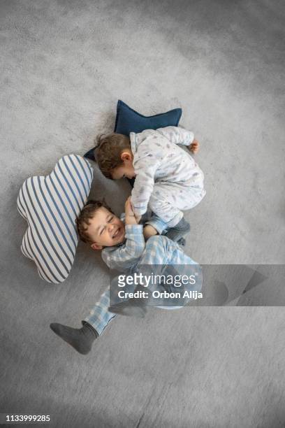 los niños que juegan en casa con una carpa - kids mess carpet fotografías e imágenes de stock
