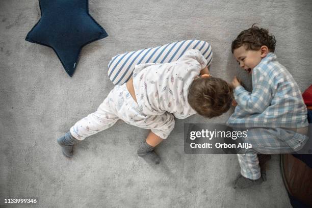 los niños que juegan en casa con una carpa - kids mess carpet fotografías e imágenes de stock