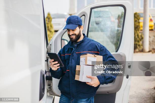 repartidor con caja de paquetería en el coche. -imagen de stock... salvar - repartidor fotografías e imágenes de stock
