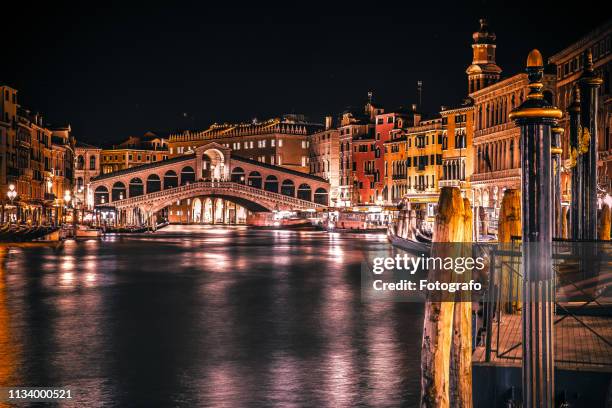 ponte di rialto in venice italy - ponte sospeso stock-fotos und bilder