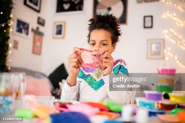 schattig meisje spelen met slijm - slime stockfoto's en -beelden