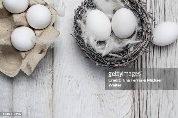 egg in nest on dark wooden background. easter. - osterkorb stockfoto's en -beelden