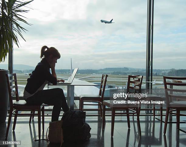 woman at the airport waiting for a fly - airport zurich imagens e fotografias de stock