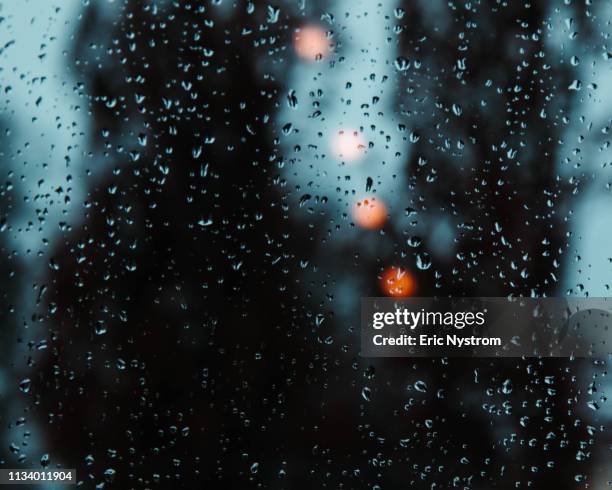 rainy day - storstad stockfoto's en -beelden