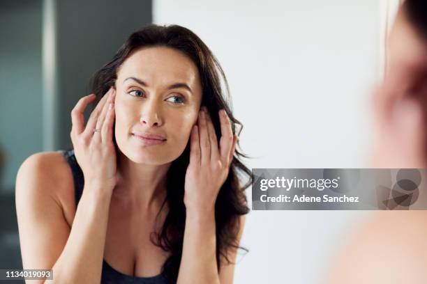 her skin has never been healthier - beauty mirror imagens e fotografias de stock