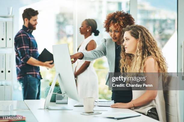 klicken sie hier und es sollte sie weiter leiten - ausbildung büro stock-fotos und bilder