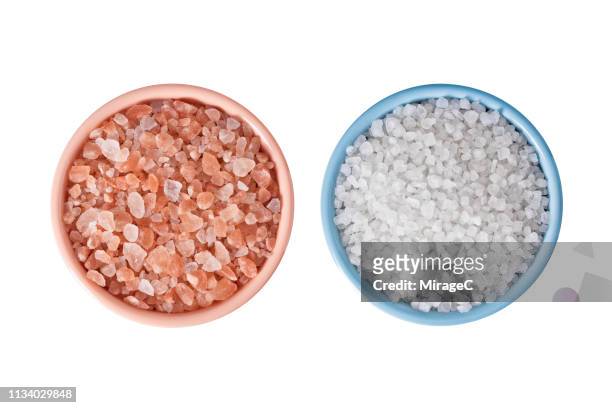 himalayan salt vs. sea salt - himalayan salt stock-fotos und bilder