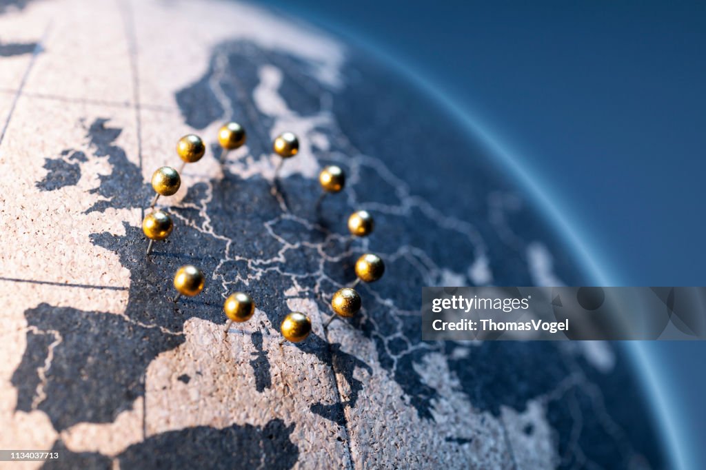 Europese Unie-Golden pins op kurken bord Globe