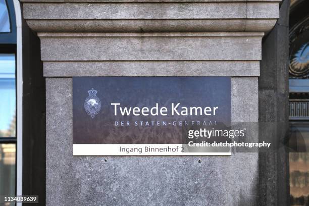 ingang binnenhof en tweede kamer van het nederlandse parlement. - parliament building stockfoto's en -beelden