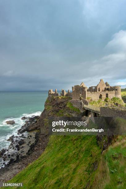 dunluce kasteel - dunluce castle stockfoto's en -beelden