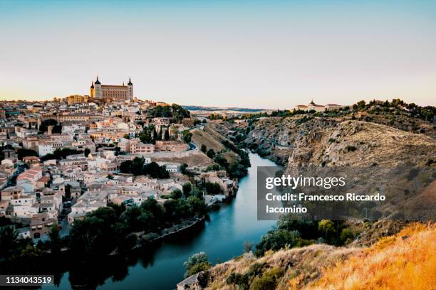 toledo, scenic view of the city at sunset - río tajo fotografías e imágenes de stock