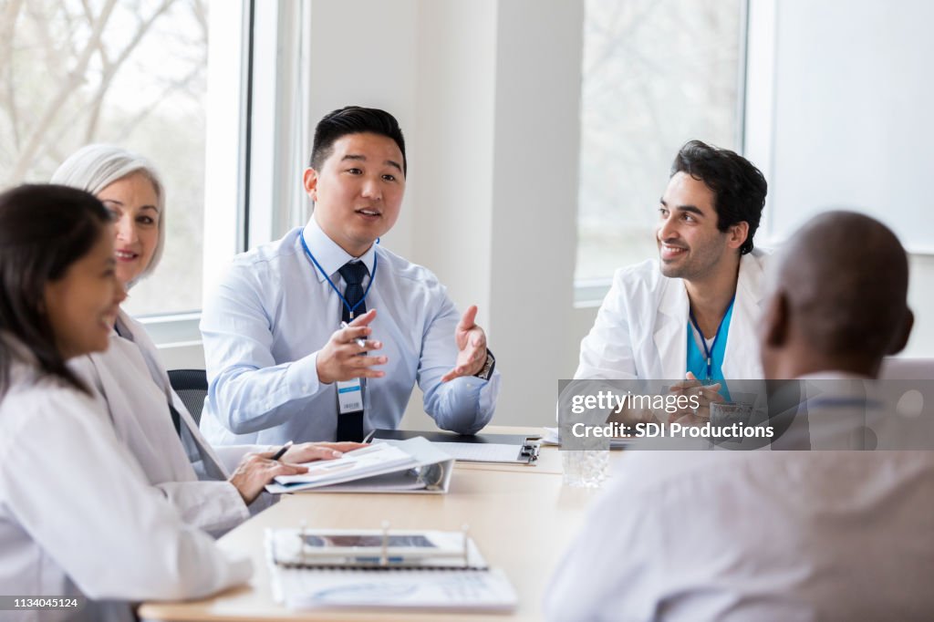 ZiekenHuis beheerder voert personeelsvergadering