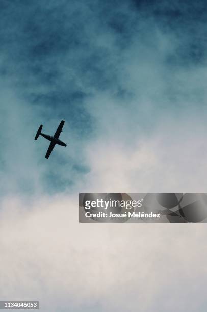 cielo azul con avión - cielo dramático stock pictures, royalty-free photos & images