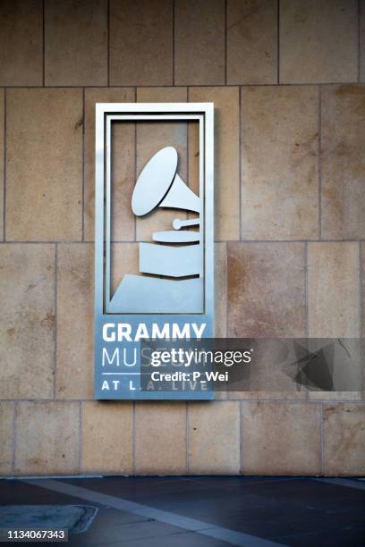 grammy museum bij la live! - 2018 grammy stockfoto's en -beelden