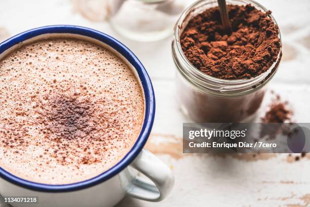 hot chocolate close-up - polvo de cacao fotografías e imágenes de stock