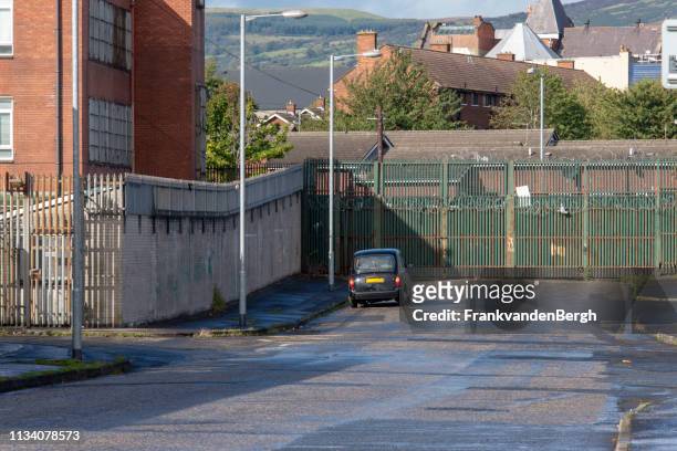 peace wall gate - nordirland bildbanksfoton och bilder