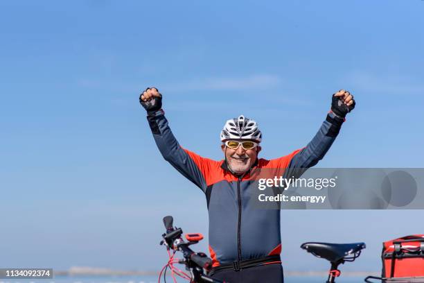 senior man op zijn fiets - zadel stockfoto's en -beelden