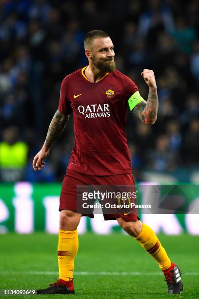 Daniele De Rossi of AS Roma celebrates after scoring his sides first goal during the UEFA Champions League Round of 16 Second Leg match between FC...