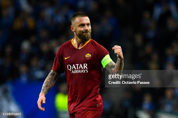 Daniele De Rossi of AS Roma celebrates after scoring his sides first goal during the UEFA Champions League Round of 16 Second Leg match between FC...