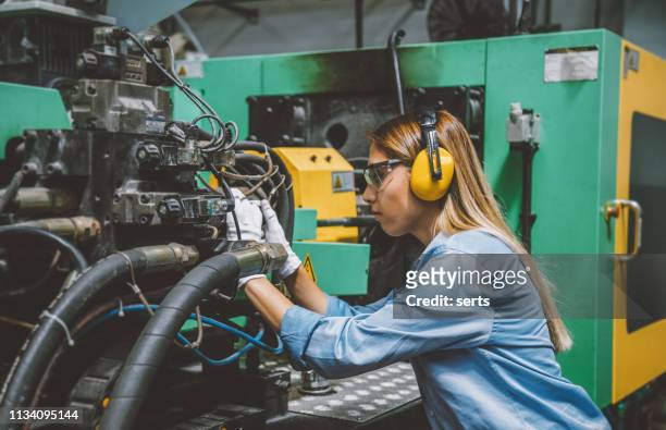 femme professionnelle de travailleur technique travaillant avec la machine de ligne de production - manufacturing equipment photos et images de collection
